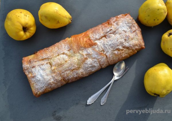 Штрудель с айвой, грушами и грецким орехом