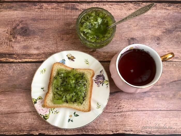 Перетертое варенье из киви с сахаром без варки