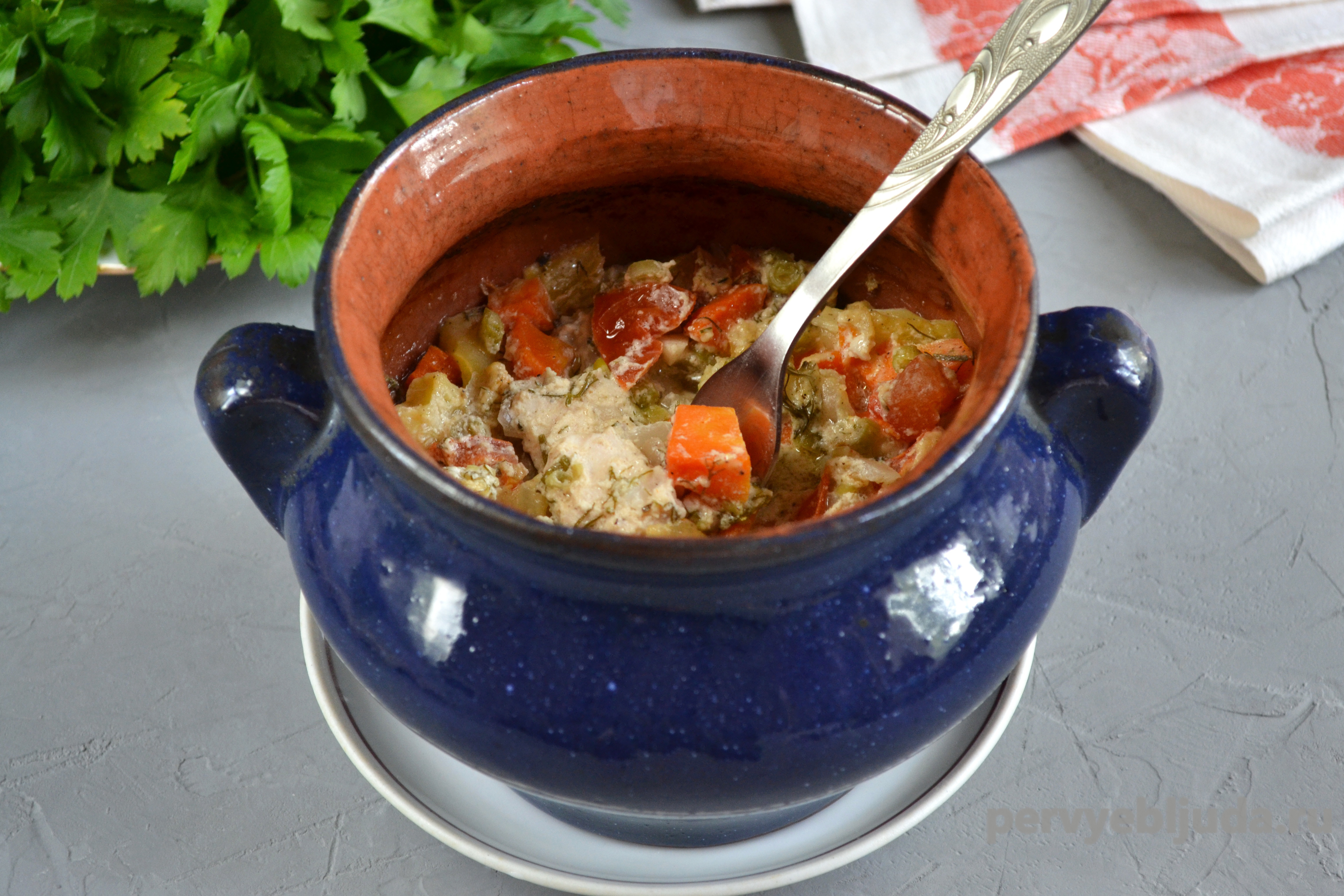 Рагу с курицей и овощами в горшочках