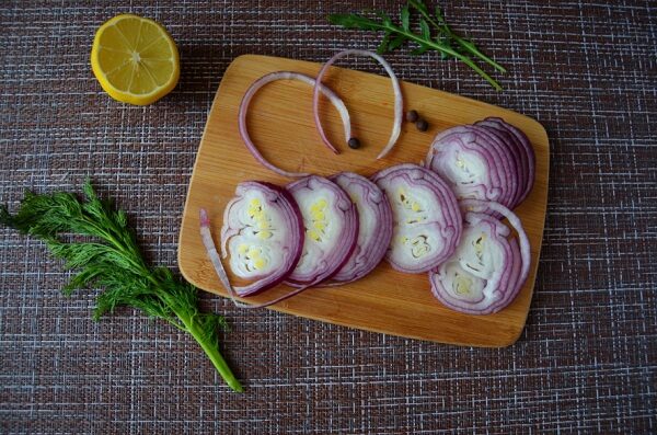 Дорадо фаршированная рукколой, лимоном и красным луком