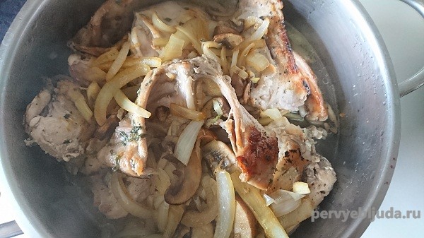 тушим мясо кролика 