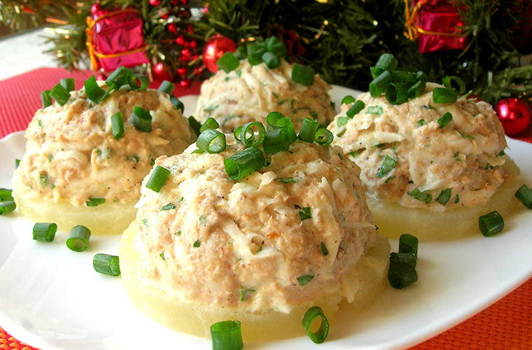 Праздничная закуска с тунцом на ананасовых кольцах