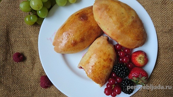 Пирожки с ягодной начинкой — вкусно и просто!