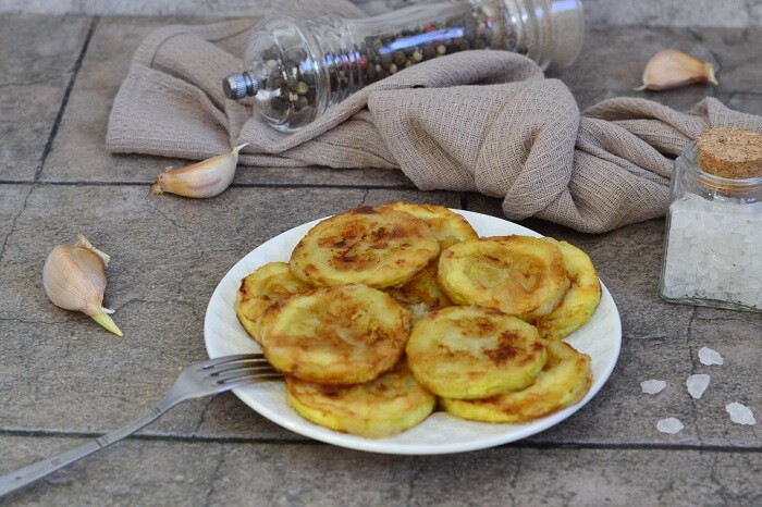 Закусочные кабачки в чесночной панировке