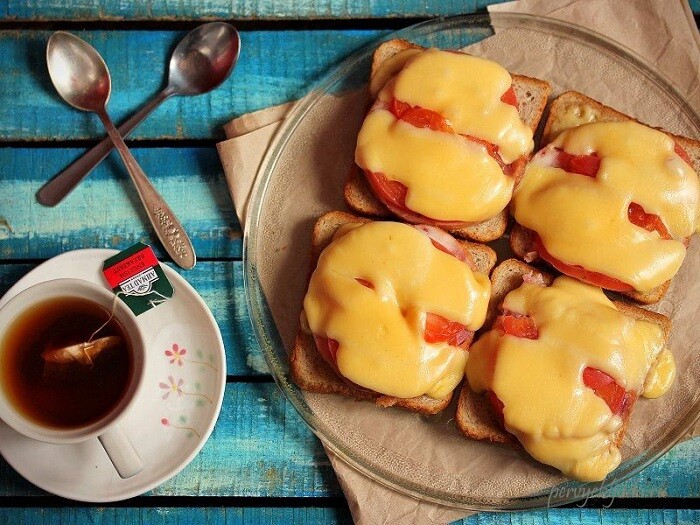 горячий бутерброд с сыром и помидорами