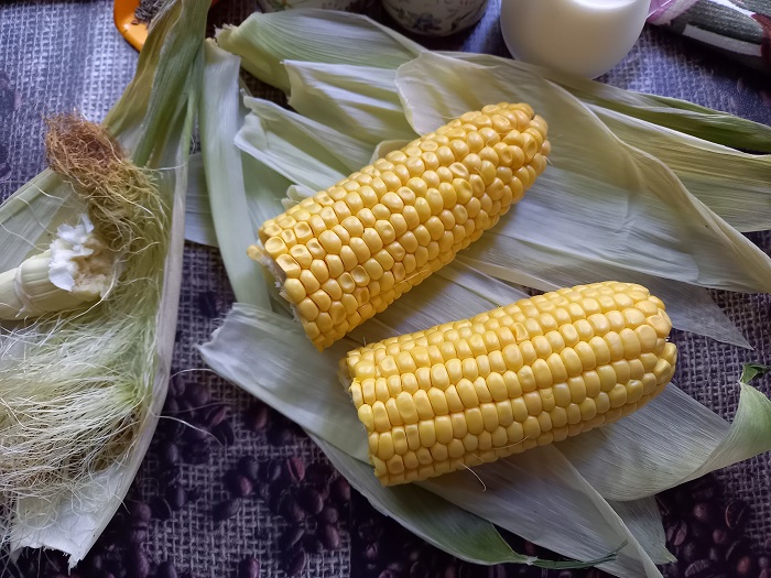 очищаем кукурузный початок