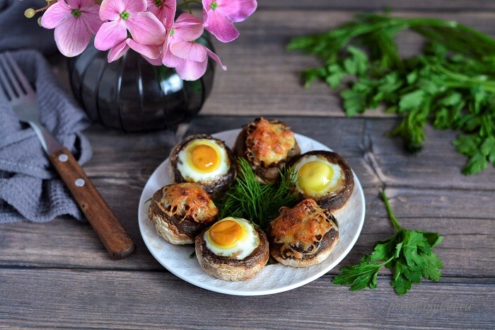 шампиньоны фаршированные сыром и перепелиными яйцами