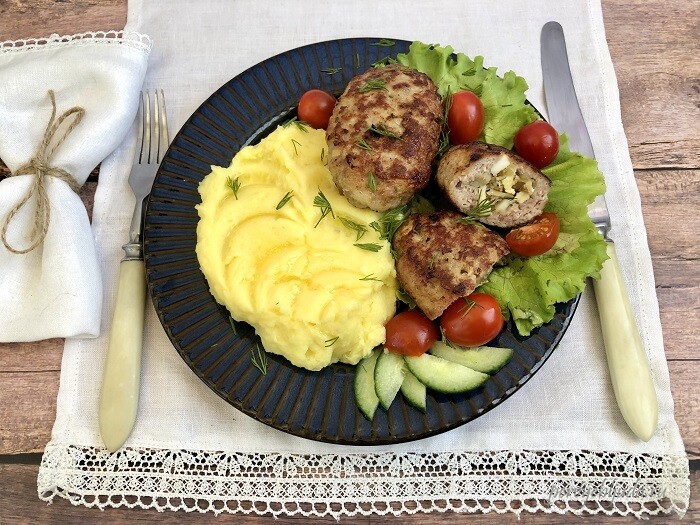 мясные зразы с яйцами, луком и грибами