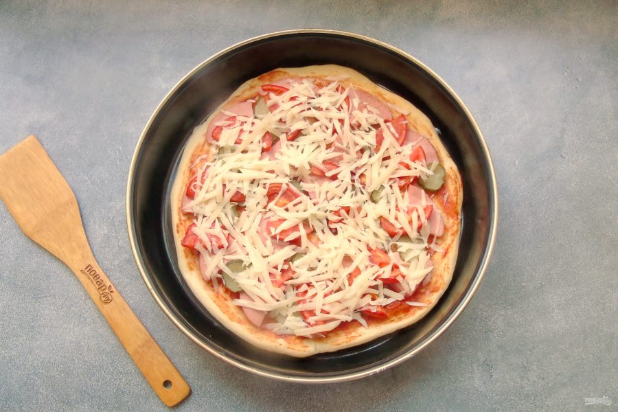 Пицца с солеными огурцами, колбасой и помидорами - фото шаг 9